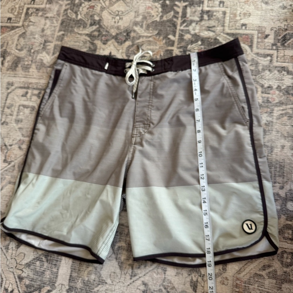 Vuori Board Shorts, Size 36 - Picture 2 of 15